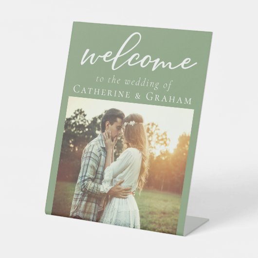 シックなセージ緑のカップルの結婚写真の歓迎 台座サイン (正面)