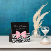 シックなゼブラプリントブティックライトトゥルーピンクリボン フォトプラーク (インサイチュ)