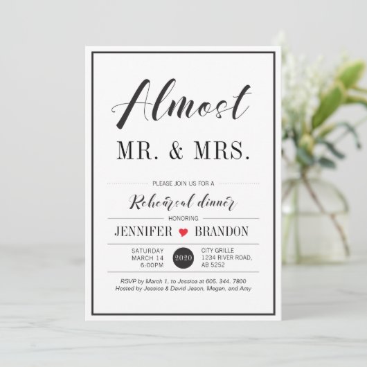 シックなタイポグラフィ結婚のリハーサルのディナーカード 招待状 (スタンド正面)