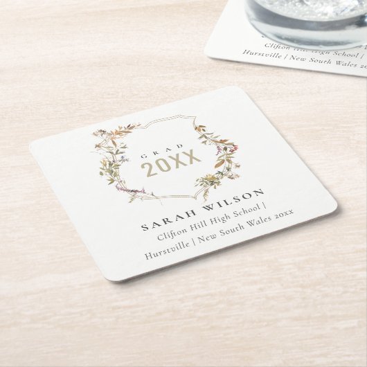 シックなダスキーピンク赤面ワイルドフラワークレスト卒業 スクエアペーパーコースター (アングル)