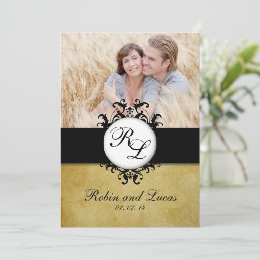 シックなダマスク織のヴィンテージのモノグラムの結婚式の写真 招待状 (スタンド正面)