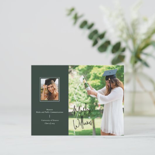 シックなダークグリーンのサイン卒業発表 ポストカード (スタンド正面)