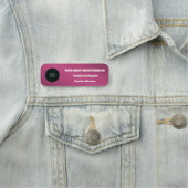 シックなダークピンクのメタリックビジネスの従業員ロゴ 名札 (インサイチュ)