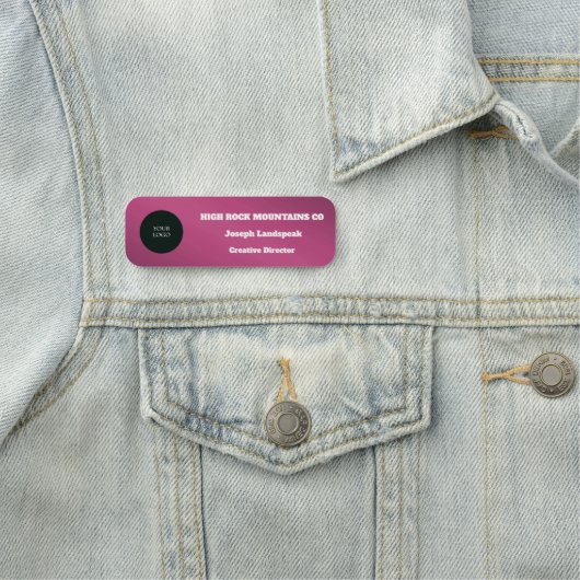 シックなダークピンクのメタリックビジネスの従業員ロゴ 名札 (インサイチュ)