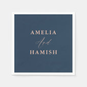 シックなダークブルー&バラ金ゴールドの結婚葉 スタンダードカクテルナプキン (正面)