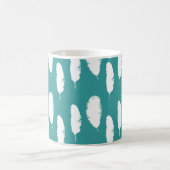 シックなティール(緑がかった色)の白い羽 コーヒーマグカップ (中央)