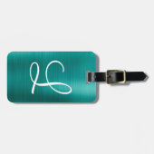シックなティール(緑がかった色)ブラシ仕上げメタルホワイトモノグラム ラゲッジタグ (正面横)