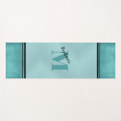 シックなティール（緑がかった色）ブラシ付きメタルモノグラムのエレガント ヨガマット (正面(横))