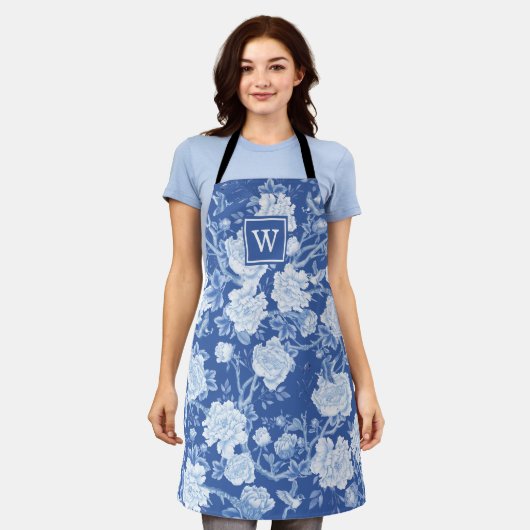 シックなデルフトブルーホワイトチノワセリーフラワーモノグラム エプロン (着用した状態)