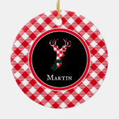 シックなトナカイ赤とホワイトプレイドパーソナライズされた セラミックオーナメント (裏面)