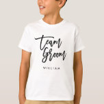 シックなトレンディーブラシブラックスクリプトチームグルーム Tシャツ<br><div class="desc">Tシャツは、リングのベアラーに最適なシックなトレンディーのブラシブラックスクリプトで「チームグルーミング」という言葉を使用。他の一致する項目については、https://www.zazzle.com/collections/119250194970828530?rf=238364477188679314を参照してくださいプレースホルダー文字を置き換えてカスタマイズ。フォントやサイズ、色、文字間の間隔など、その他のオプションを変更すクリックるためにカスタマイズは、*ズームプレビューに表示されるZazzle透かしは、最終印刷製品には表示されないことに注意。©ローズウッド、柑橘類</div>