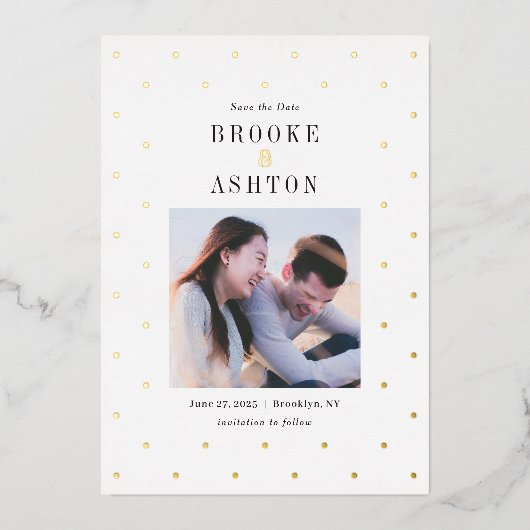 シックなドットフォイルモダンウェディング日付カードを保存 箔招待状 (正面)