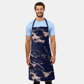 シックなネイビーブルーとバラゴールドフォイルマーブル エプロン (着用した状態)