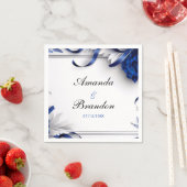 シックなネイビーブルー&シルバーフラワーズリボン結婚ズ スタンダードカクテルナプキン (インサイチュ)