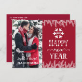 シックなハッピーニューイヤータイポグラフィホワイトパイン写真 インビテーションポストカード (正面/裏面)