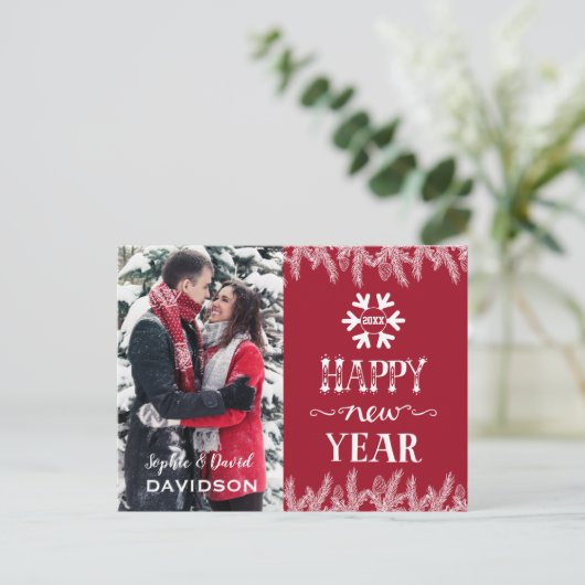 シックなハッピーニューイヤータイポグラフィホワイトパイン写真 インビテーションポストカード (スタンド正面)