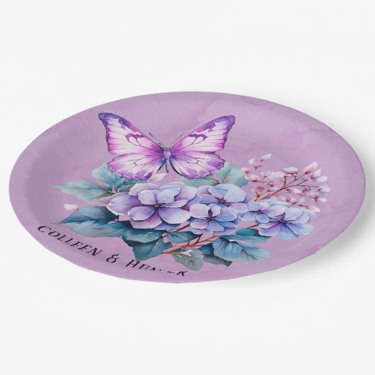 シックなバイオレットアジサイフローラとバタフライ結婚ズ ペーパープレート (アングル)