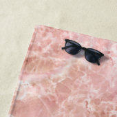 シックなバラピンククリスタルモノグラム名マーブルアゲート ビーチタオル (インサイチュ)