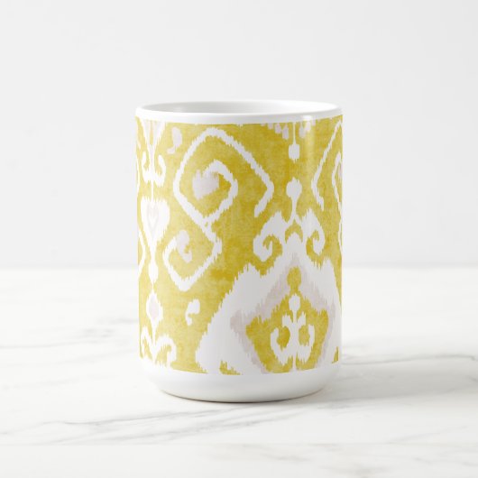 シックなパステルイエローとグレーのイカットの部族パターン マグカップ (中央)