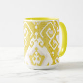 シックなパステルイエローとグレーのイカットの部族パターン マグカップ (正面右)