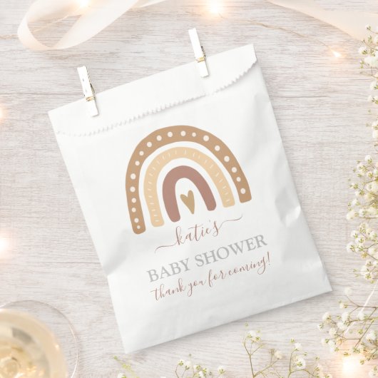 シックなパステルブラウンレインボーボホベビーシャワー フェイバーバッグ (クリップ留めされた状態)