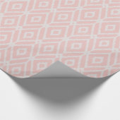 シックなパステル調の赤面のピンクのイカットの種族のダイヤモンドパターン ラッピングペーパー (角)