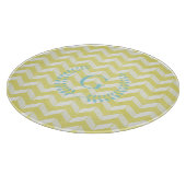 シックなパステル調の黄色いティール（緑がかった色）のシェブロンのカスタムのモノグラム カッティングボード (角)