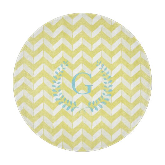 シックなパステル調の黄色いティール（緑がかった色）のシェブロンのカスタムのモノグラム カッティングボード (正面)