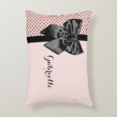 シックなパリのピンクの水玉模様の黒の弓および名前 アクセントクッション (正面(垂直))