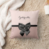 シックなパリのピンクの水玉模様の黒の弓および名前 クッション (ブランケット)
