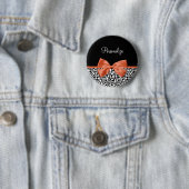 シックなヒョウ柄の焼けたオレンジの弓と名前 缶バッジ (インサイチュ)