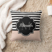 シックなピンクとブラックのワイドストライプの名前とモノグラム クッション (ブランケット)