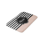 シックなピンクとブラックのワイドストライプの名前とモノグラム バスマット (アングル)