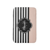 シックなピンクとブラックのワイドストライプの名前とモノグラム バスマット (正面縦)