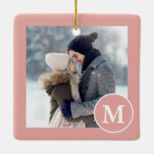 シックなピンクと白のモノグラムの写真 セラミックオーナメント (裏面)