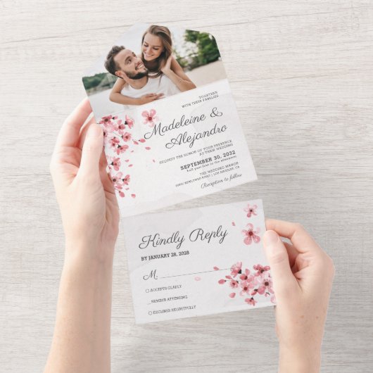 シックなピンクのさくらんぼの花ロマンチックなフローラ結婚ズ オールインワン招待状 (貼ってはがせる)