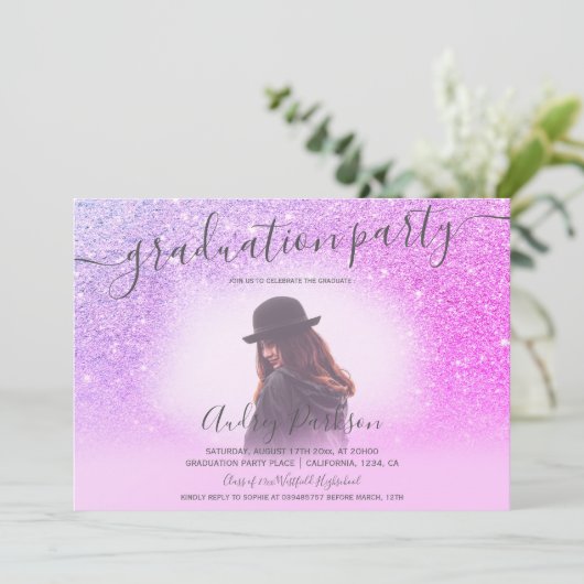 シックなピンクのグリッタースパークルシックな写真卒業 招待状 (スタンド正面)