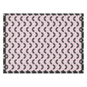 シックなピンクのグレーと白のフローラ花びらパターン テーブルクロス (正面(横))