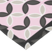 シックなピンクのグレーと白のフローラ花びらパターン テーブルクロス (アングル)