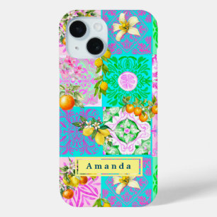 シックなピンクのシチリアのシトラスのコラージュフローラタイル iPhone 15ケース