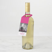 シックなピンクのスクリプトモダンハート白黒写真 ボトルネックタグ (アングル)