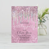 シックなピンクのダマスク滴下ユニコーングリッターモノグラム 招待状 (スタンド正面)