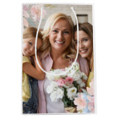 シックなピンクのフローラフォトマザーズデイ祖母 ミディアムペーパーバッグ (正面)