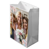 シックなピンクのフローラフォトマザーズデイ祖母 ミディアムペーパーバッグ (裏面アングル)