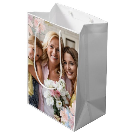 シックなピンクのフローラフォトマザーズデイ祖母 ミディアムペーパーバッグ (裏面アングル)