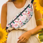 シックなピンクのフローラ モノグラムの ファニーパック<br><div class="desc">このファニースタイリッシュパックは、ピンクの花と緑のパターンを前面にあなたのモノグラムのイニシャルを備えている。このバッグは、調整可能なブラックウエストストラップ、一致するジップクロージャ、および14.5インチx 6インチの測定を備えている。メッシュ分割、3枚のカードホルダー、内側にファスナー付きの内部ポケットも背面に小さなファスナー付きポケットがある。私たちの店のマッチングアイテム。</div>