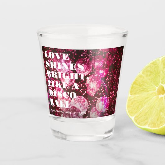 シックなピンクのレトロディスコボール新結婚婚ズ ショットグラス (正面)