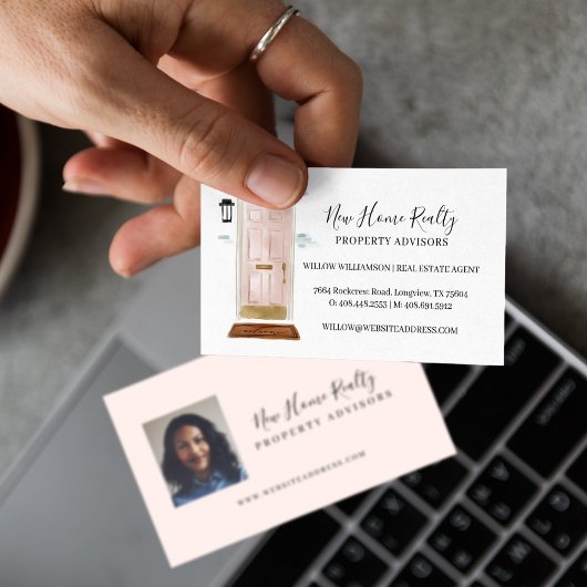 シックなピンクの水の色のフロントドアの実在エステートフォト 名刺