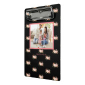 シックなピンクの水の色のフローラルパターンファミリーフォト ミニクリップボード (アングル2)