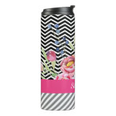 シックなピンクの花の白黒シェブロンおよび名前 タンブラー (回転左)